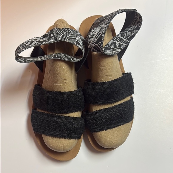 Muk Luks Sandals - Picture 1 of 4